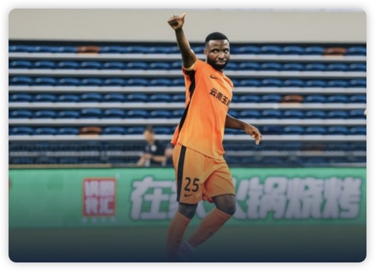 玉昆4-3新鹏城 奥斯卡首秀双响拜合拉木拳击染红